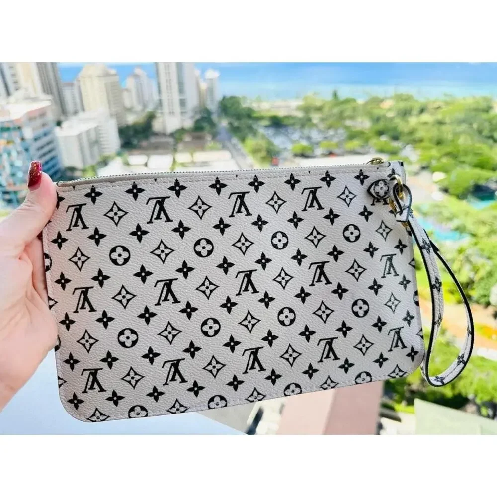 Louis Vuitton Pochette MM Bag Black White Pouch Wristlet Mini Monogram LTD Rare